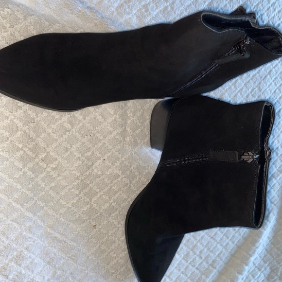Tahari Black ankle boots , size 9 - Picture 9 of 12